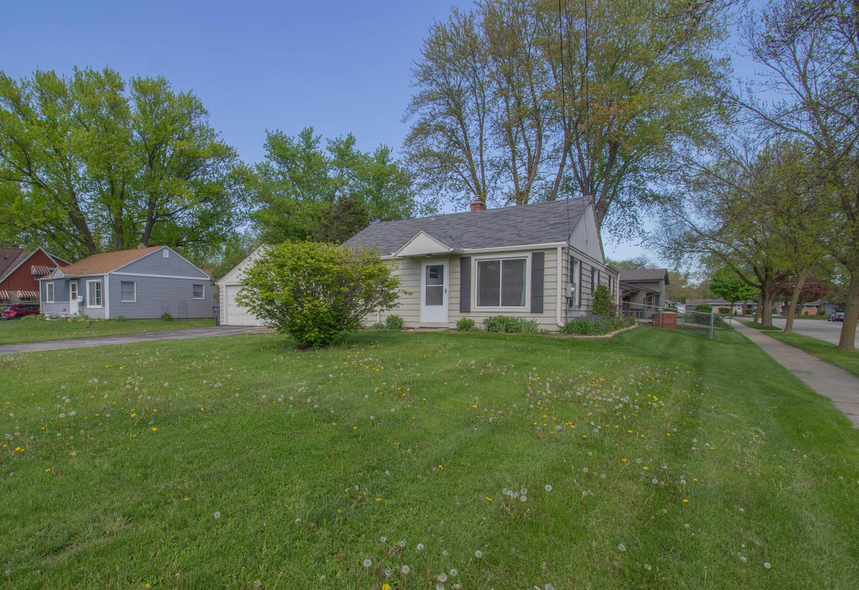 1301 N Grandview Blvd, Waukesha, WI 53188