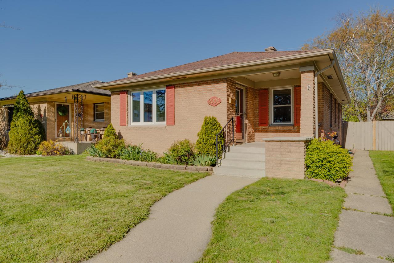 2005 Hickory Grove Ave., Racine, WI 53403