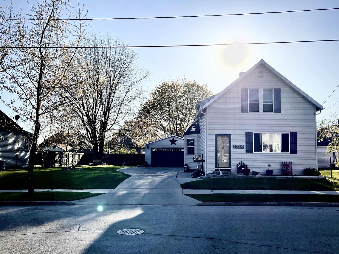 1024 S 24th St, Manitowoc, WI 54220