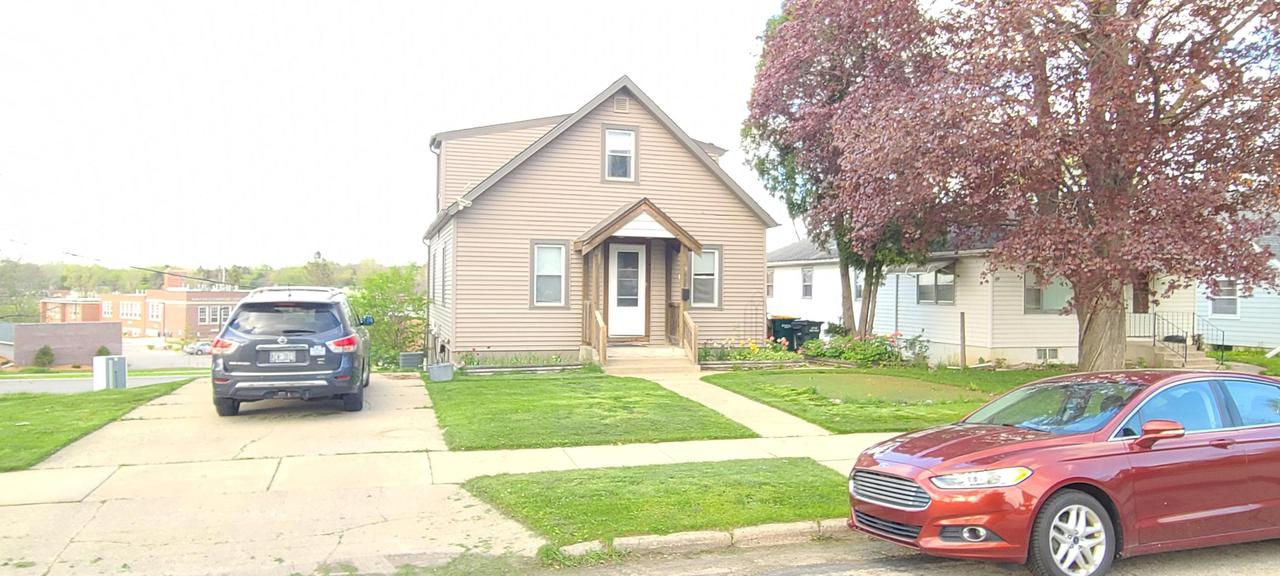 618 Roosevelt Dr., West Bend, WI 53090