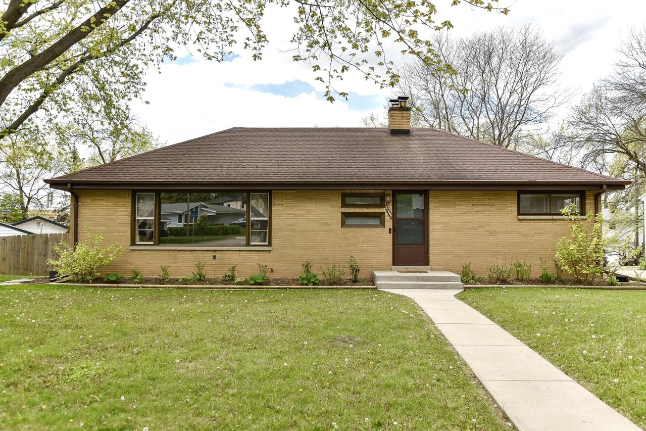 11607 W Oxford Pl, Wauwatosa, WI 53226