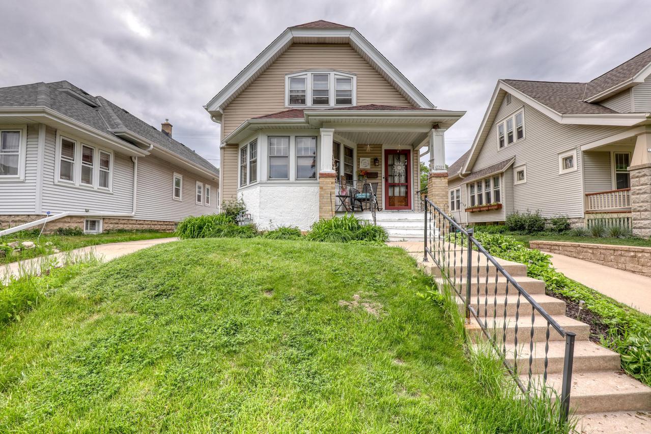2209 N 69th St, Wauwatosa, WI 53213