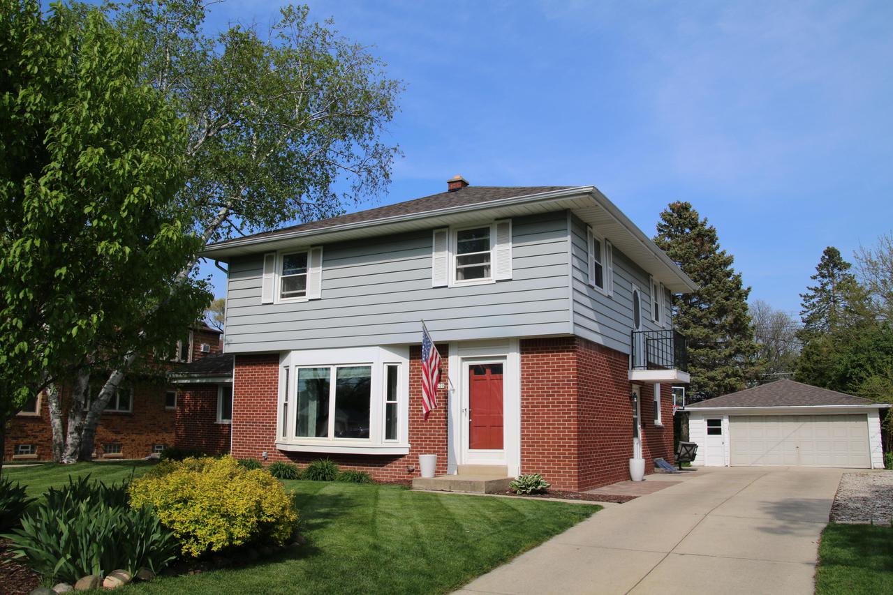 2220 N 115th St., Wauwatosa, WI 53226