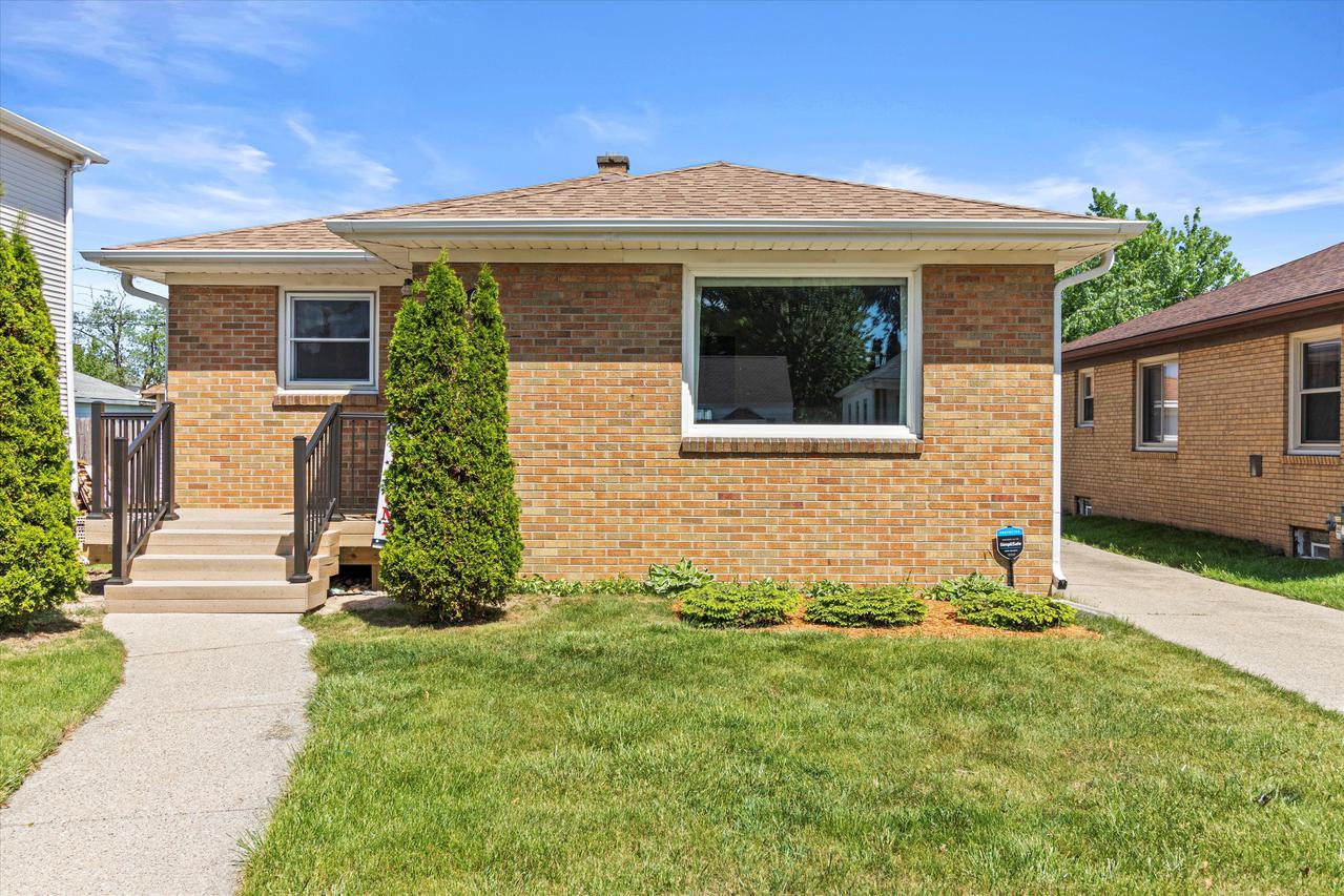 2221 Carlisle Ave, Racine, WI 53404