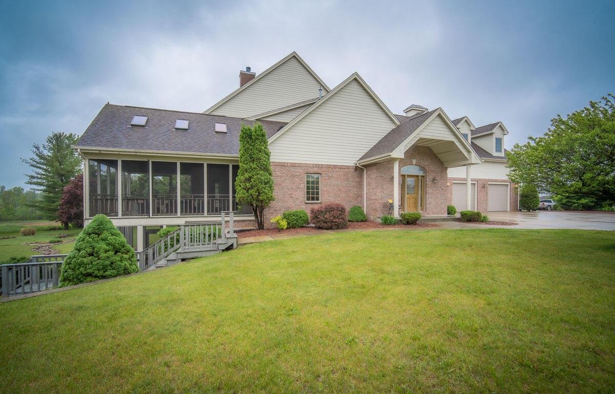 7636 Fairway Ln, Farmington, WI 53090