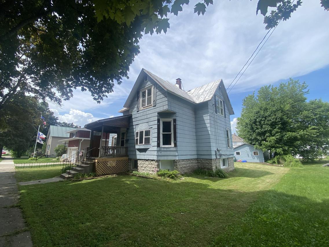 2012 Thomas St, Marinette, WI 54143