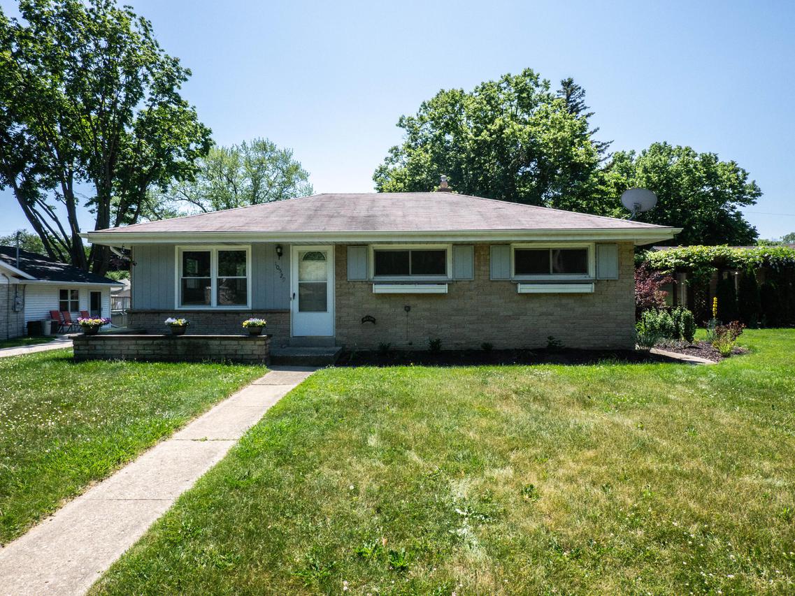 10529 W Garfield Ave, Wauwatosa, WI 53226