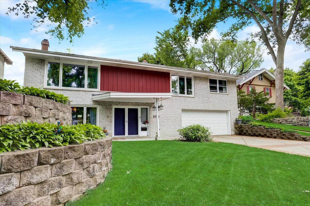 6621 W Wisconsin Ave, Wauwatosa, WI 53213