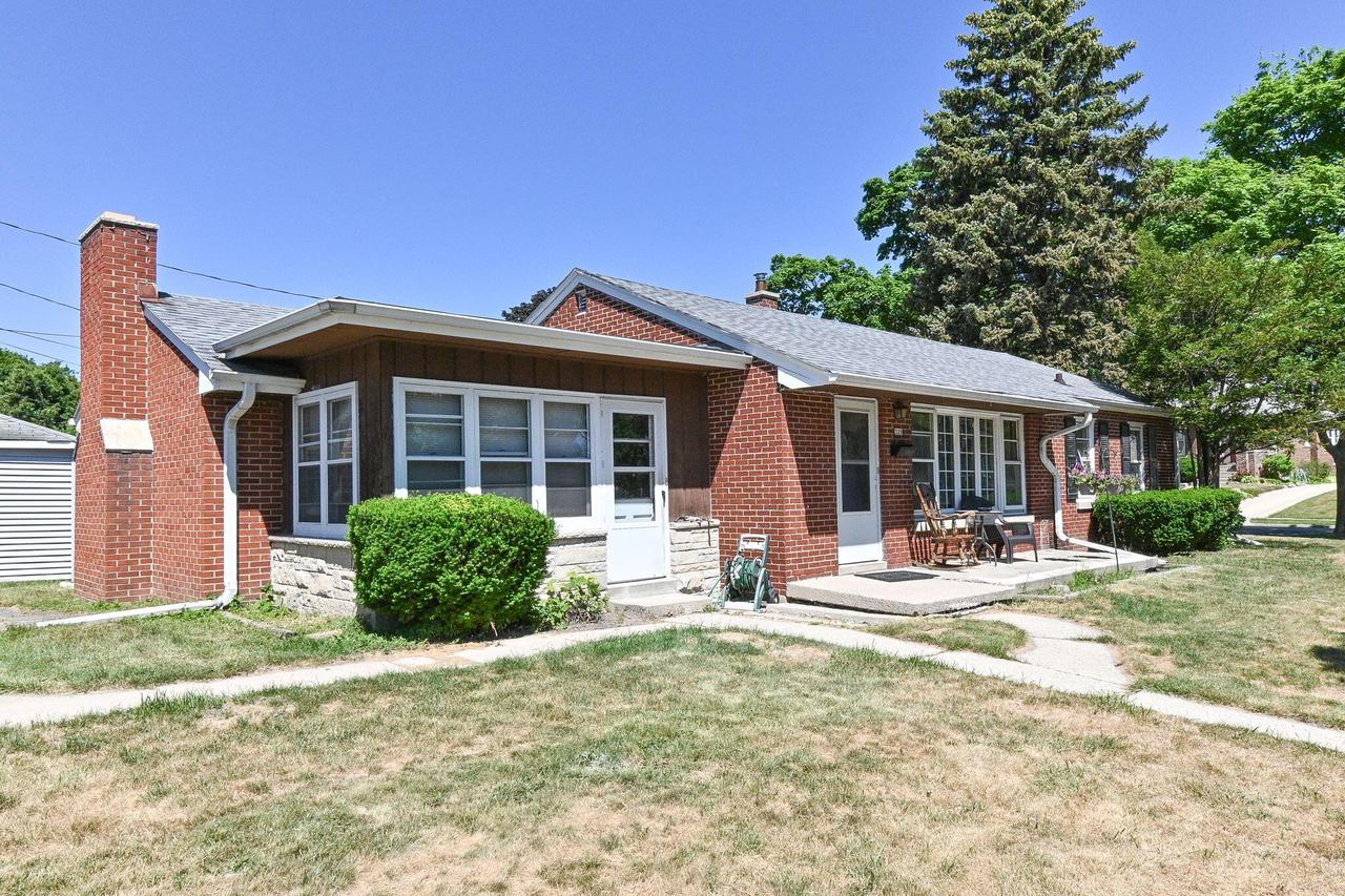 325 Glencoe Pl., Wauwatosa, WI 53226