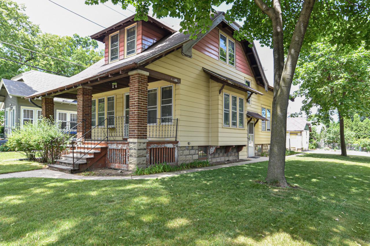 6912 W Lloyd St., Wauwatosa, WI 53213