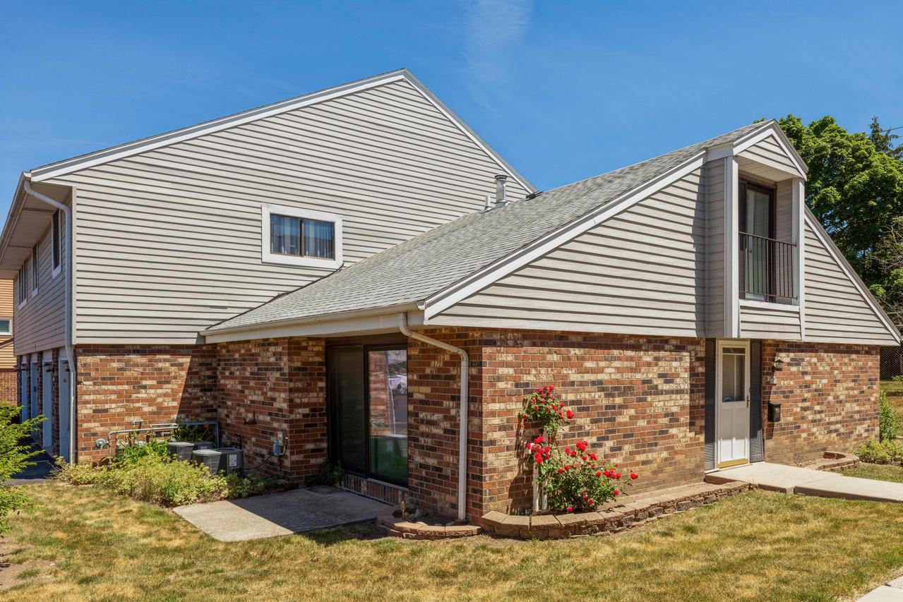 6338 S 20th St., Milwaukee, WI 53221