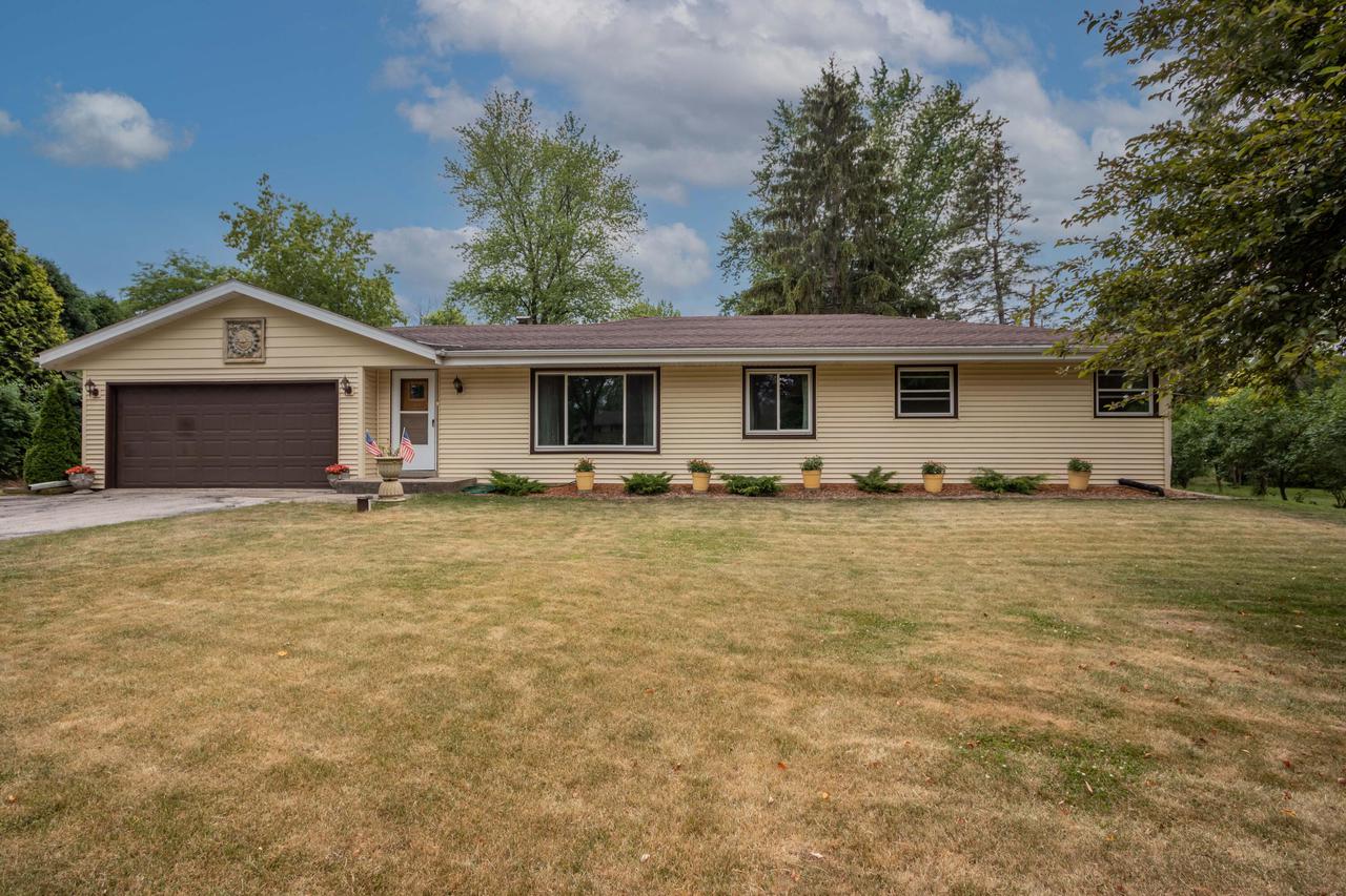 2925 S Connie Ln., New Berlin, WI 53151