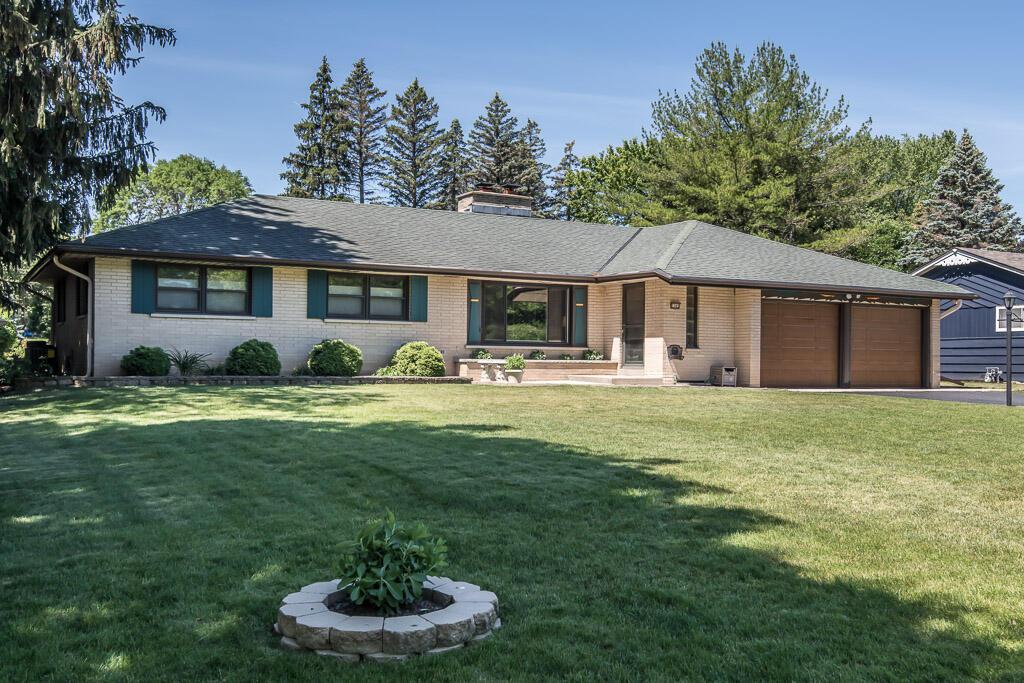 2569 S Root River, West Allis, WI 53227