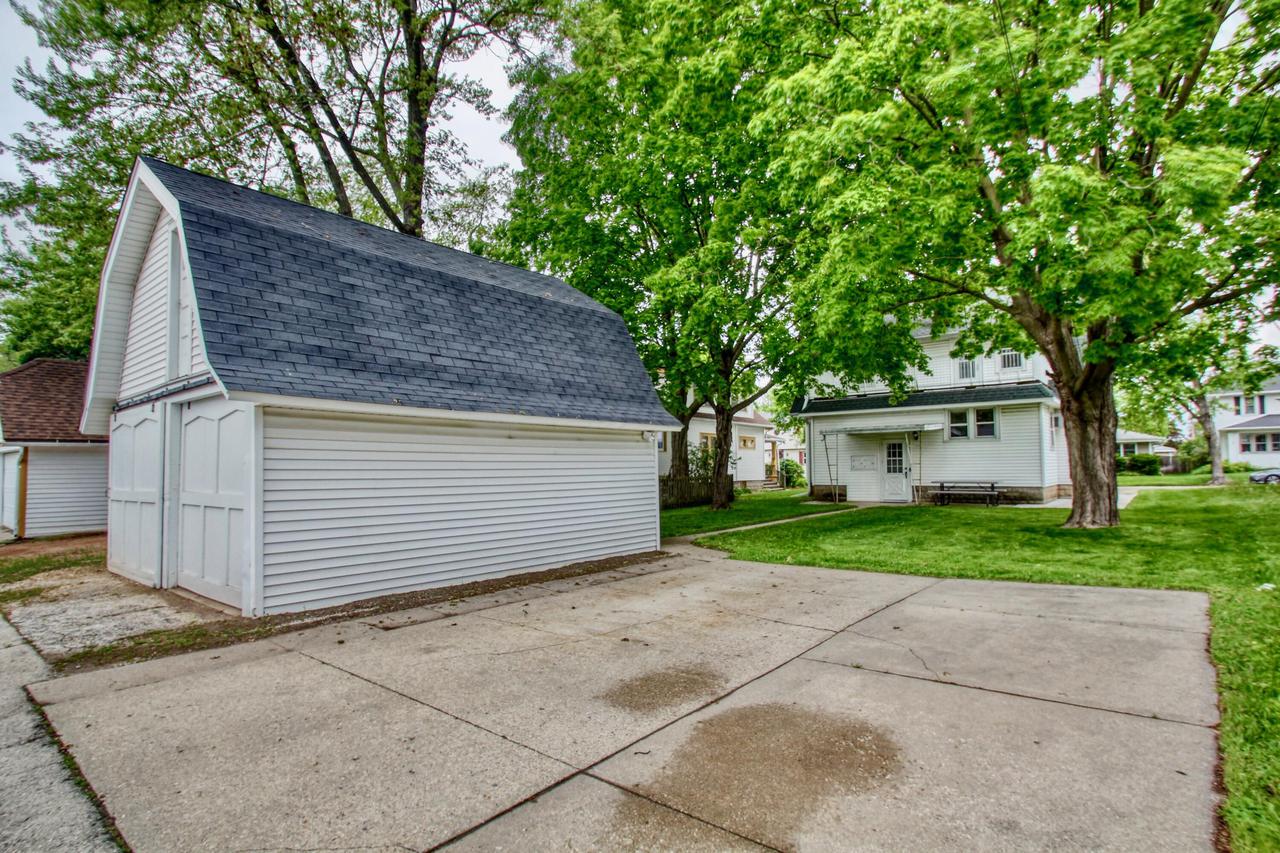147 Harrison Ave, Waukesha, WI 53186