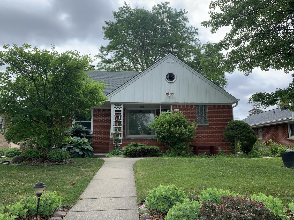 3608 N 101st St, Wauwatosa, WI 53222