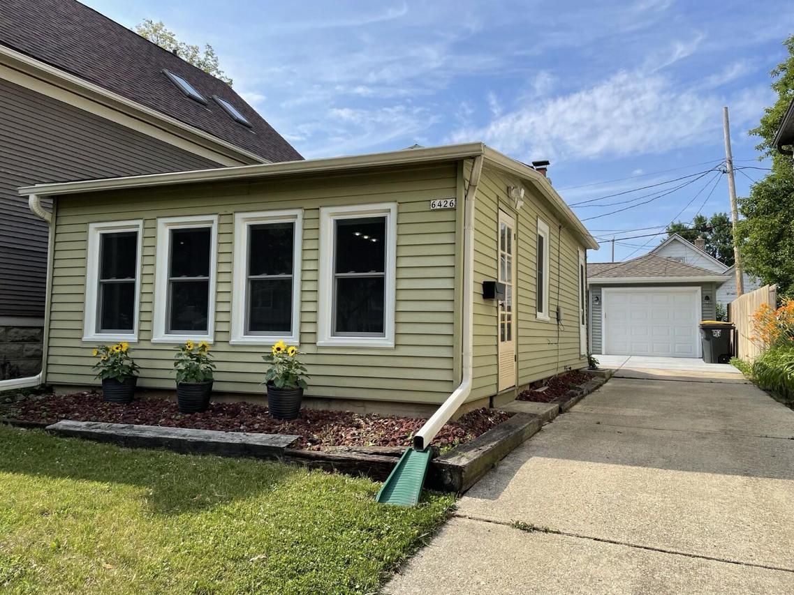 6426 Powell Pl., Wauwatosa, WI 53213