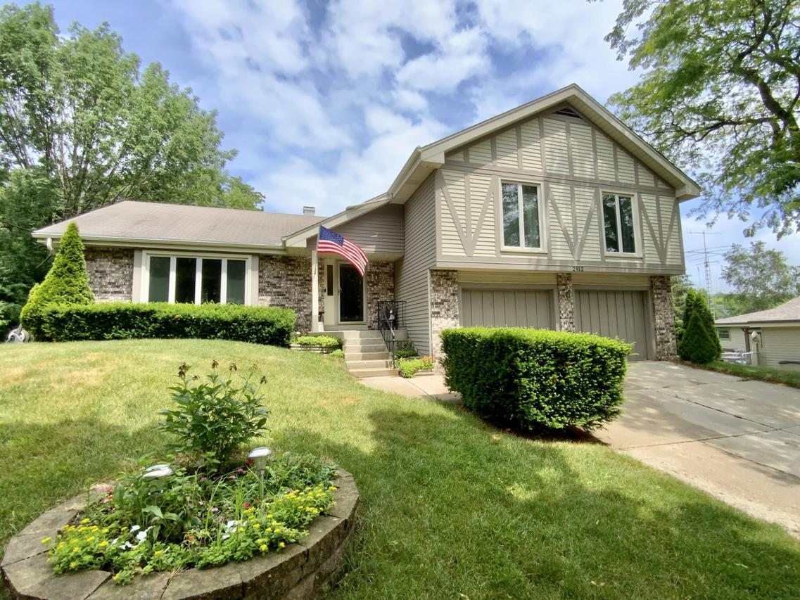 2912 Woodridge Ln., Waukesha, WI 53188