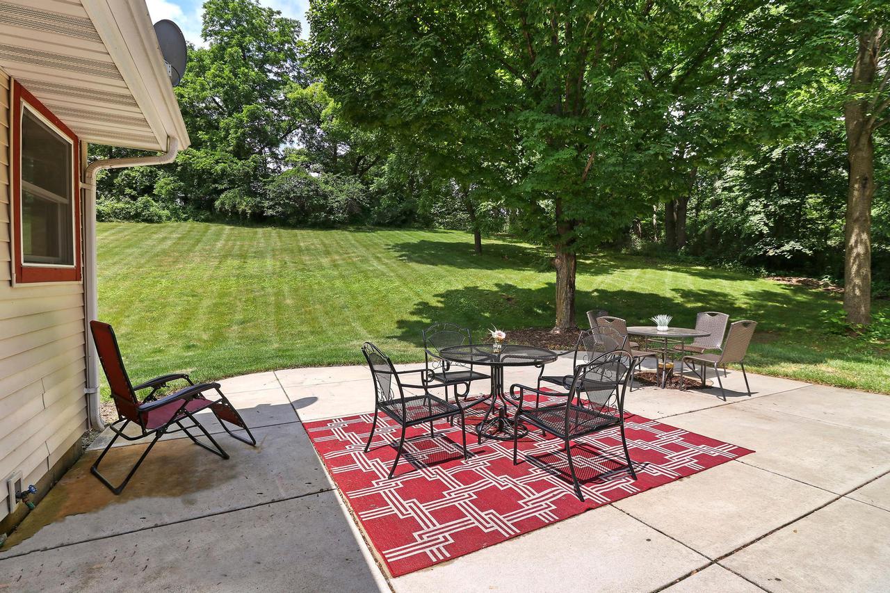 W220S7715 Crowbar Dr, Vernon, WI 53150