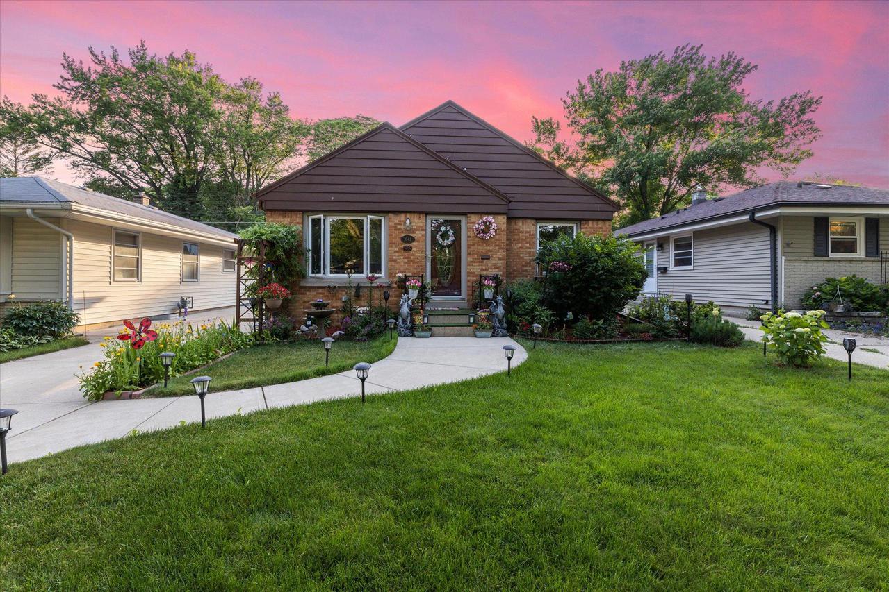 1943 N 117th, Wauwatosa, WI 53226