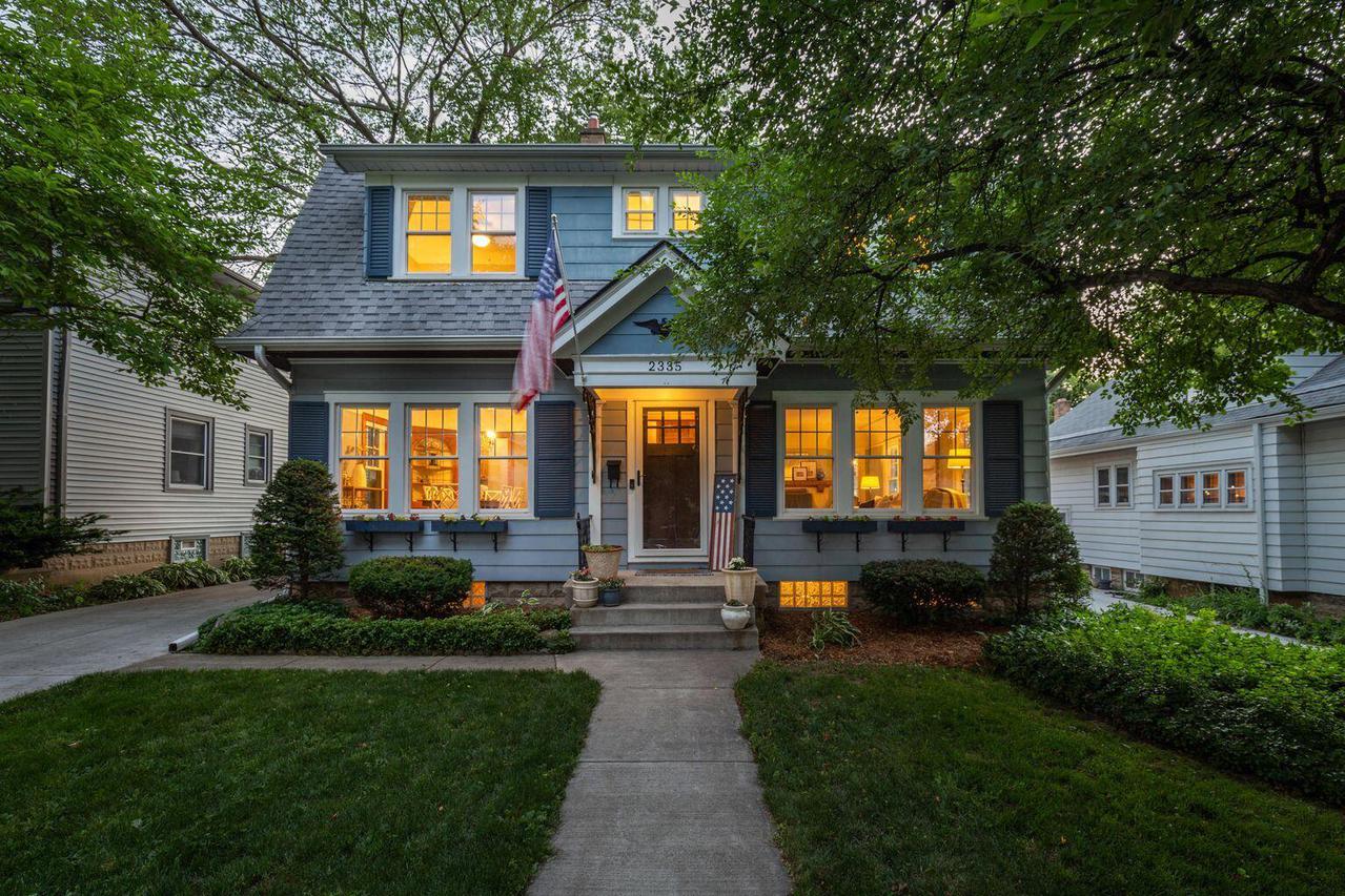 2335 N 72nd St, Wauwatosa, WI 53213