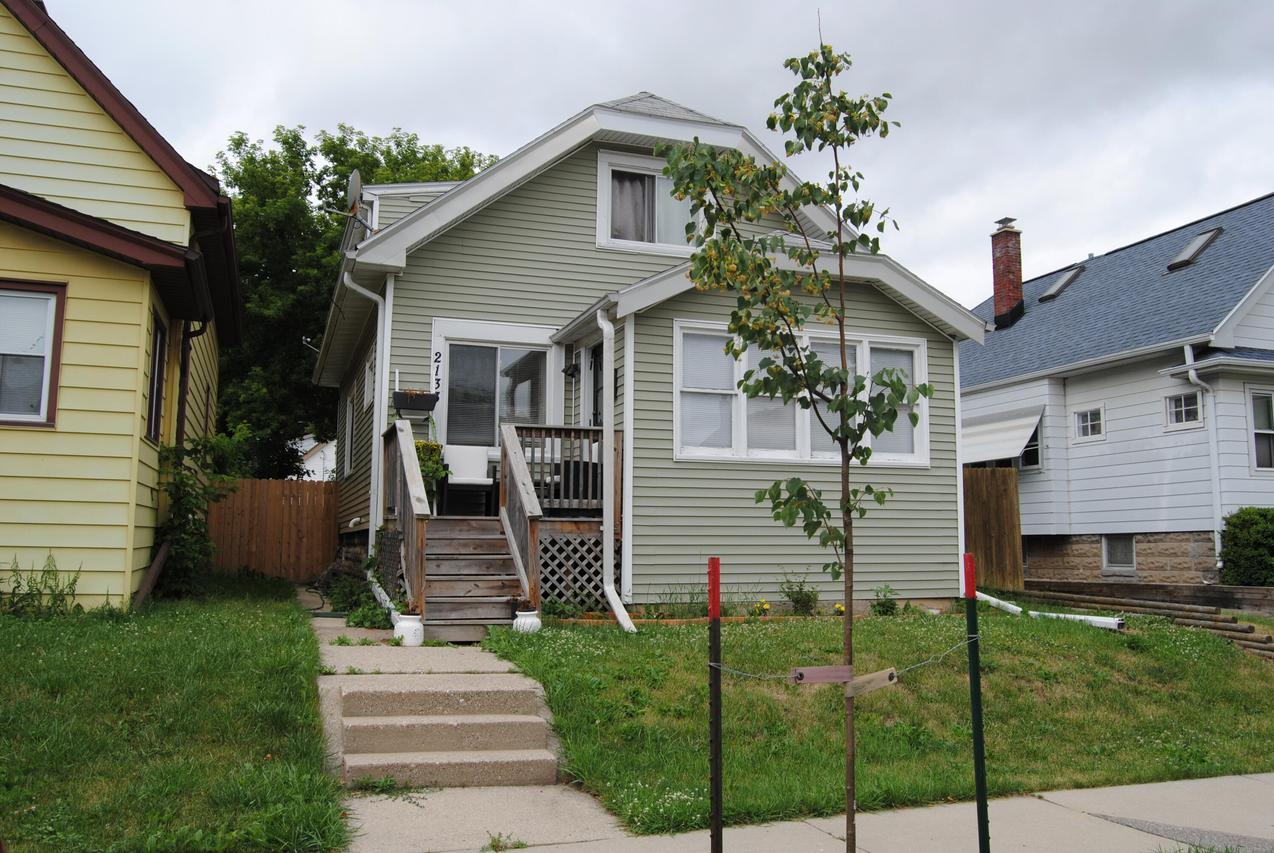 2133 S 69th St, West Allis, WI 53219