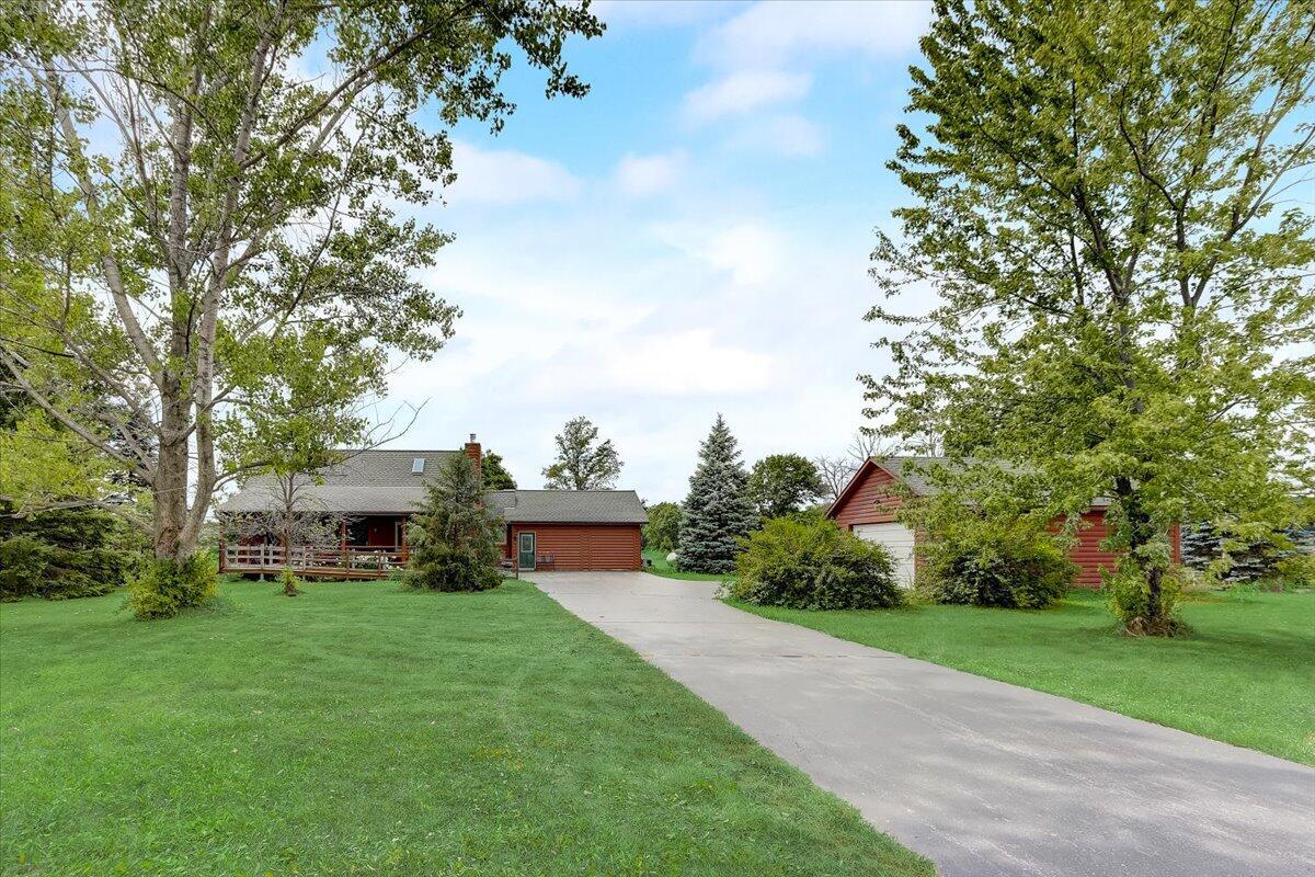 W325S10145 Beulah Rd, Mukwonago, WI 53149