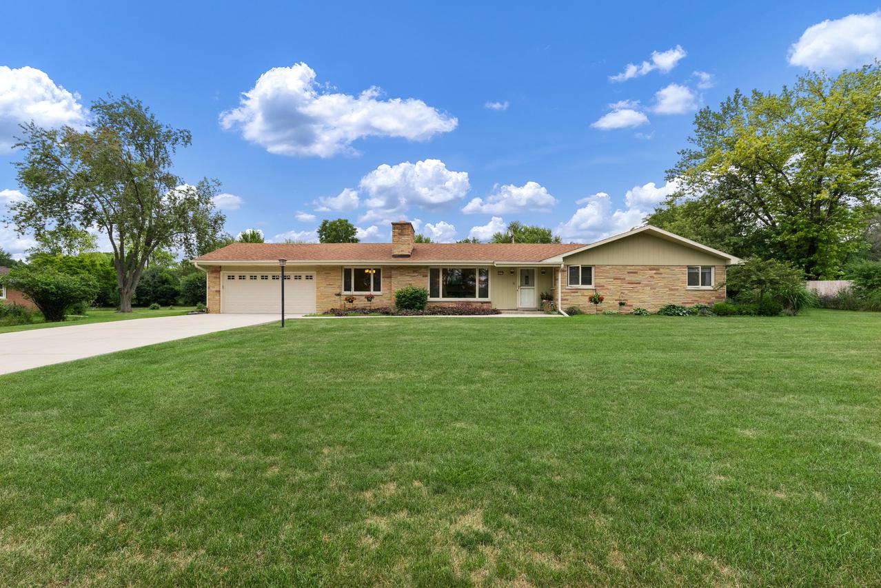 13713 W Lilac Ln, New Berlin, WI 53151