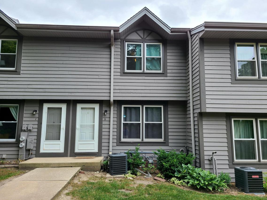 1827 Paramount Dr #D, Waukesha, WI 53186