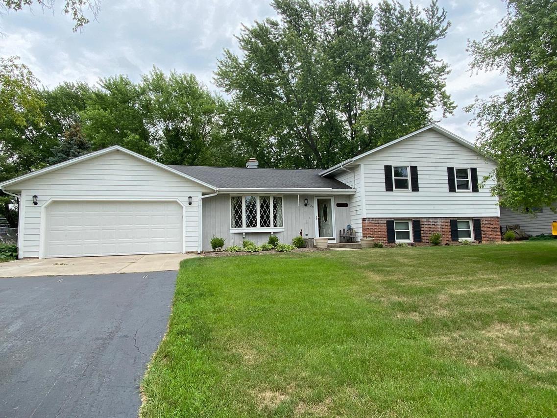 623 W Estate Ct, Elkhorn, WI 53121