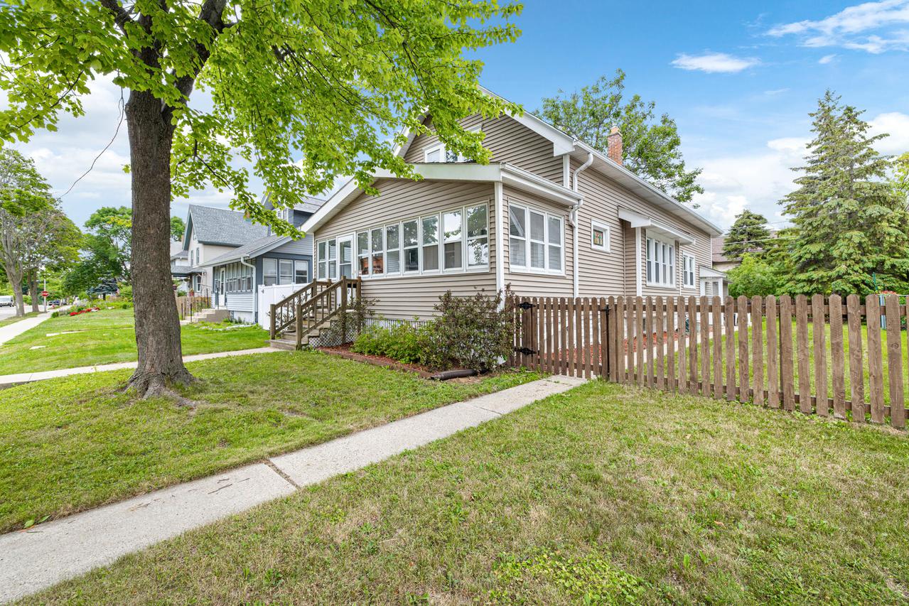 1530 S 77th St., West Allis, WI 53214
