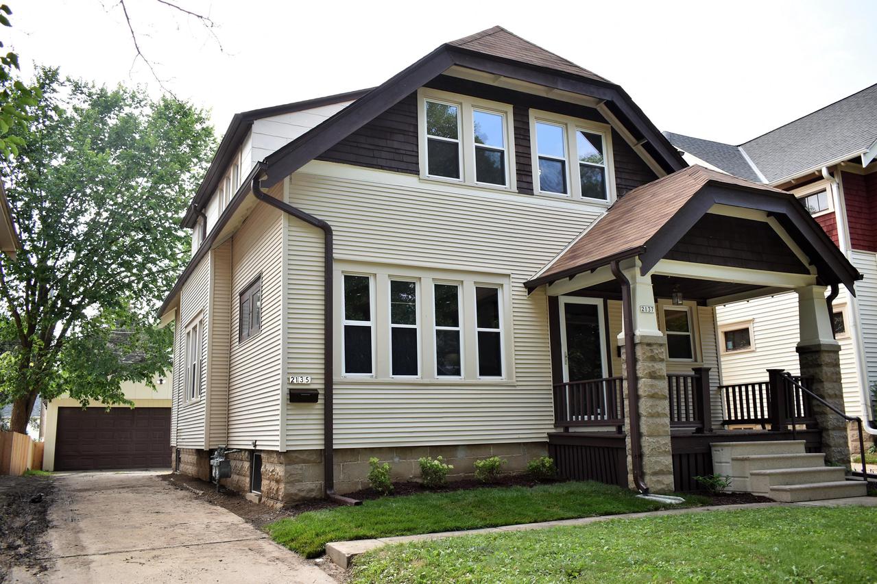 2137 N 62nd St, Wauwatosa, WI 53213