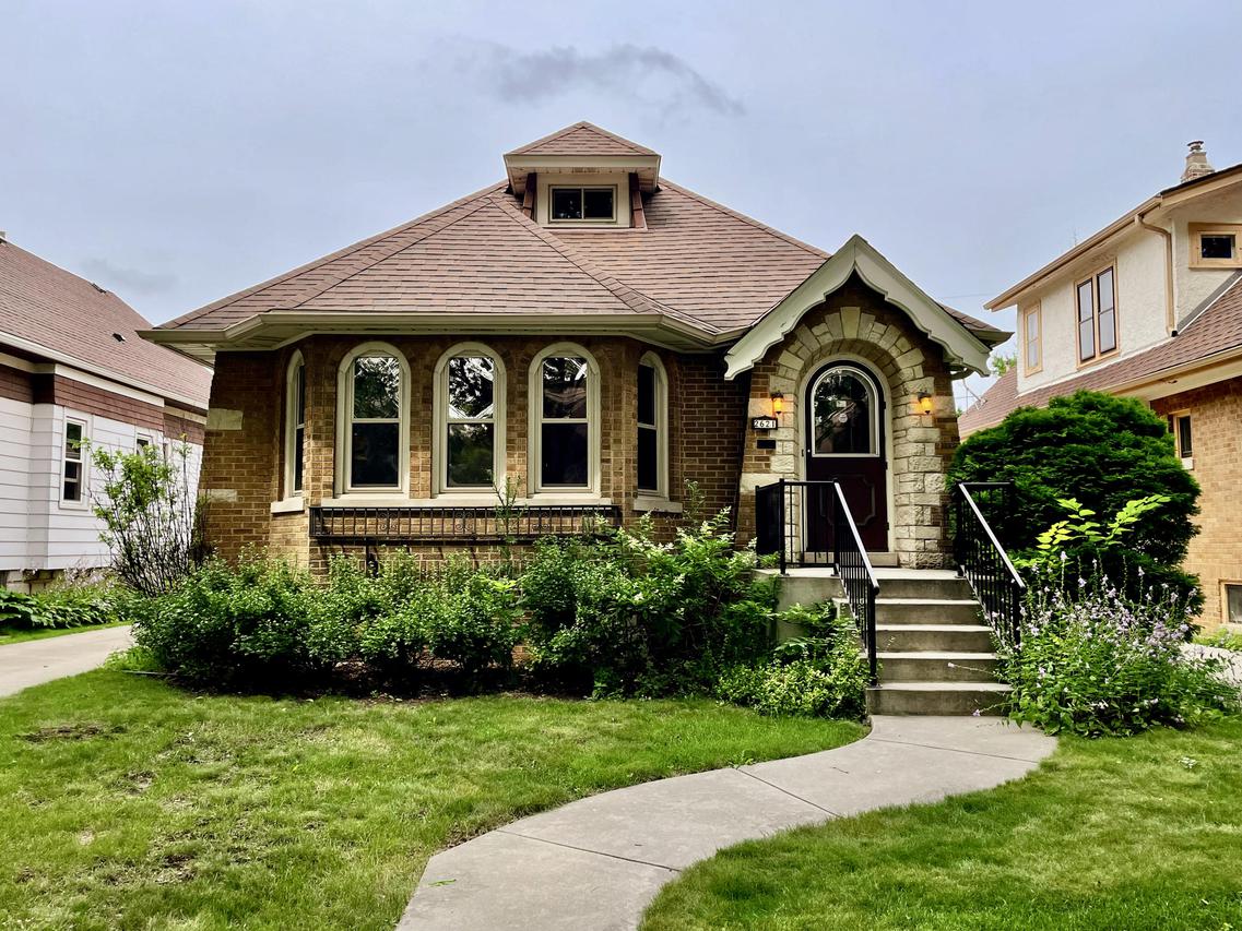 2621 N 69th St, Wauwatosa, WI 53213