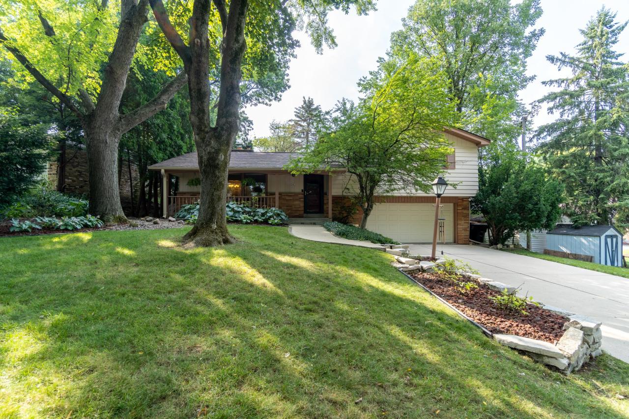3451 N 107th St, Wauwatosa, WI 53222