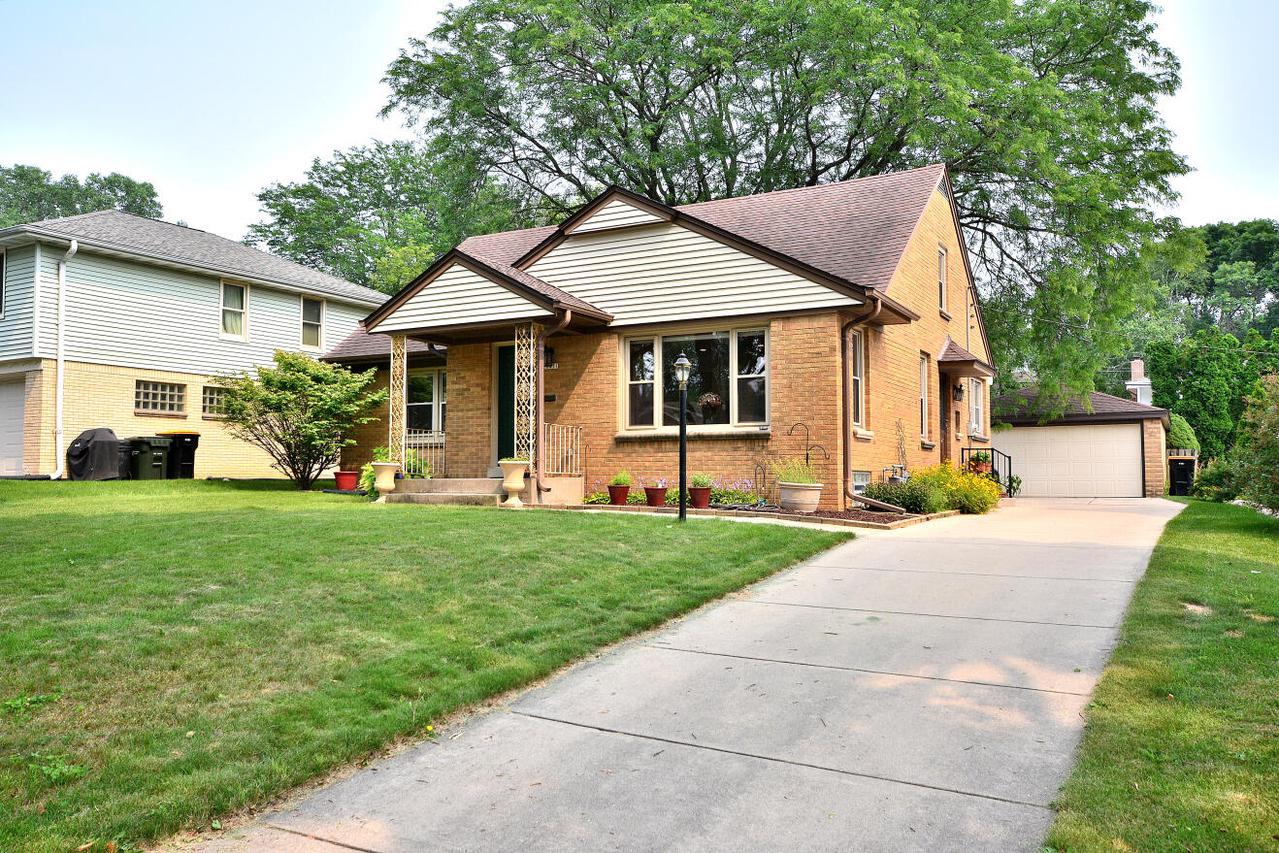 10451 W Stewart Ave., Wauwatosa, WI 53222