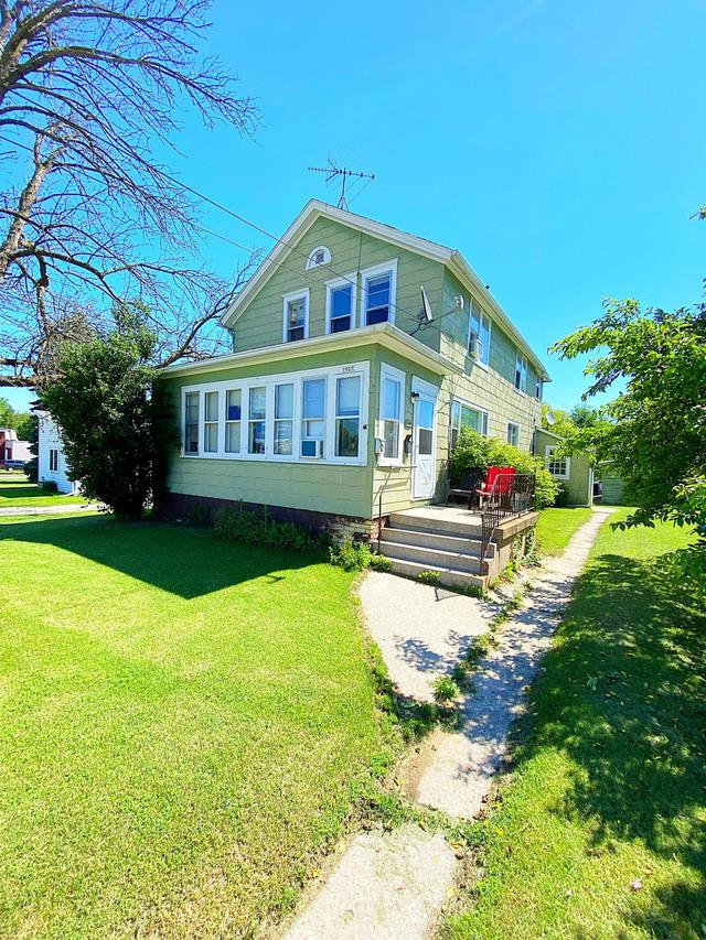 1927 S 10th St, Manitowoc, WI 54220