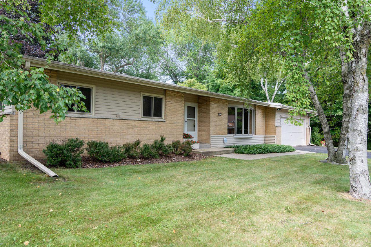 8921 N Rexleigh Dr., Bayside, WI 53217