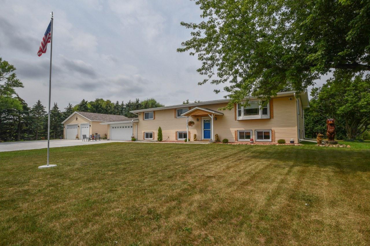 8705 Dunkelow Rd, Caledonia, WI 53126