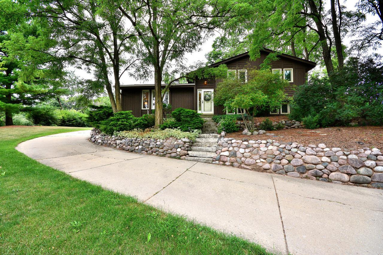 2841 S Franklin Dr., New Berlin, WI 53151