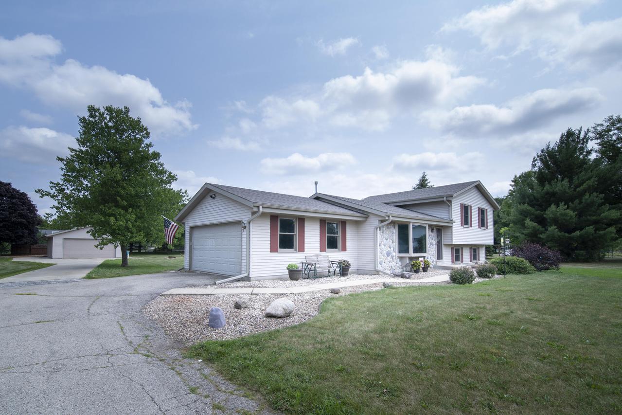W326S8262 S Paradise Ct, Mukwonago, WI 53149