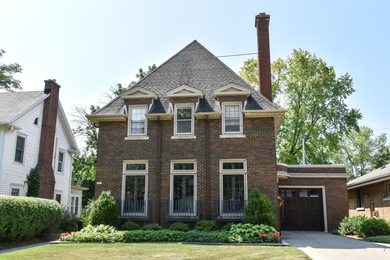 6927 Wellauer Dr., Wauwatosa, WI 53213