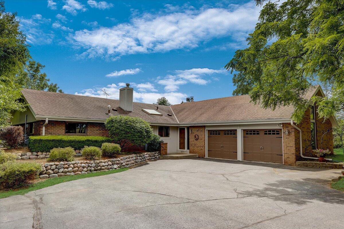 W237S6855 Fernwood Dr, Vernon, WI 53189