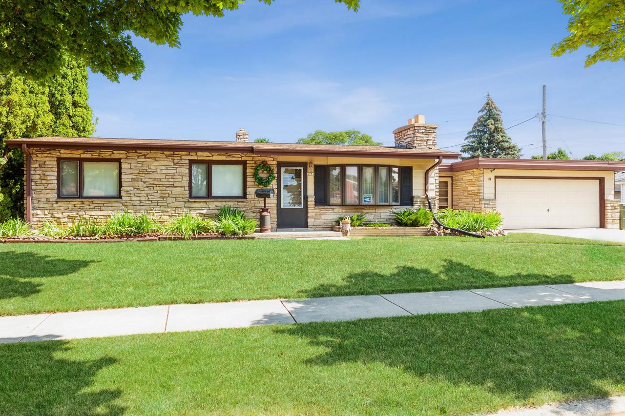 6274 W Stack Dr, Milwaukee, WI 53219