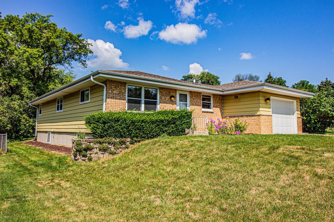 2300 Allen Ln, Waukesha, WI 53186