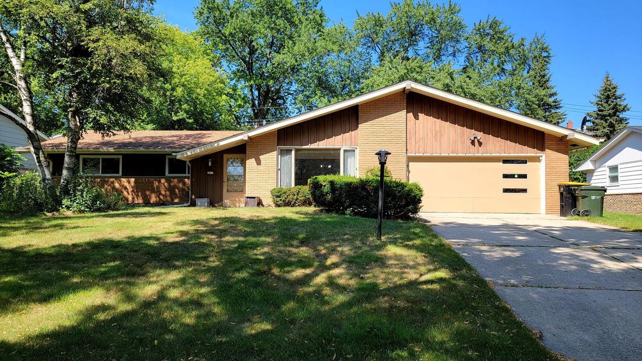 2817 N 122nd St., Wauwatosa, WI 53222