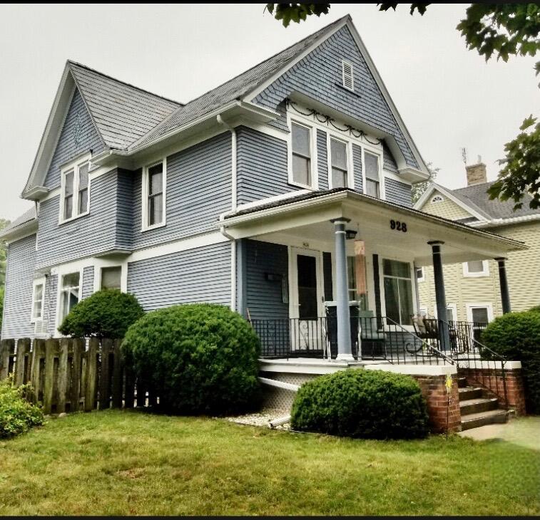 928 N 13th St, Manitowoc, WI 54220