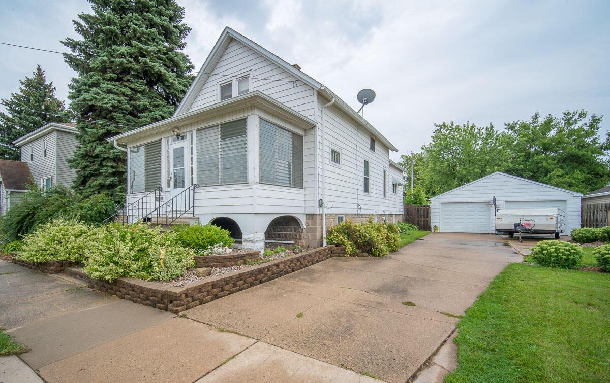 637 W 8th Ave., Oshkosh, WI 54902