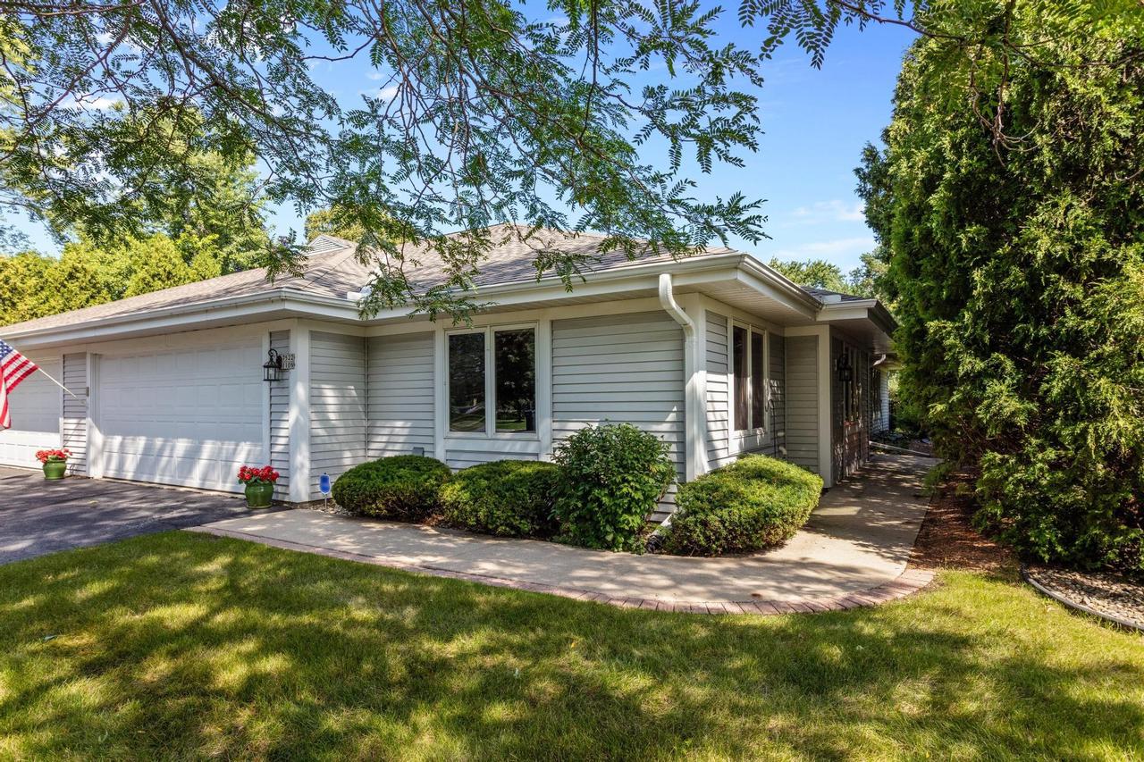 7522 W Mequon Sq., Mequon, WI 53092