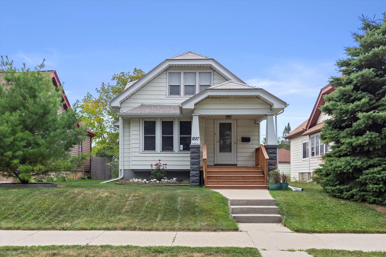1227 S 75th St, West Allis, WI 53214