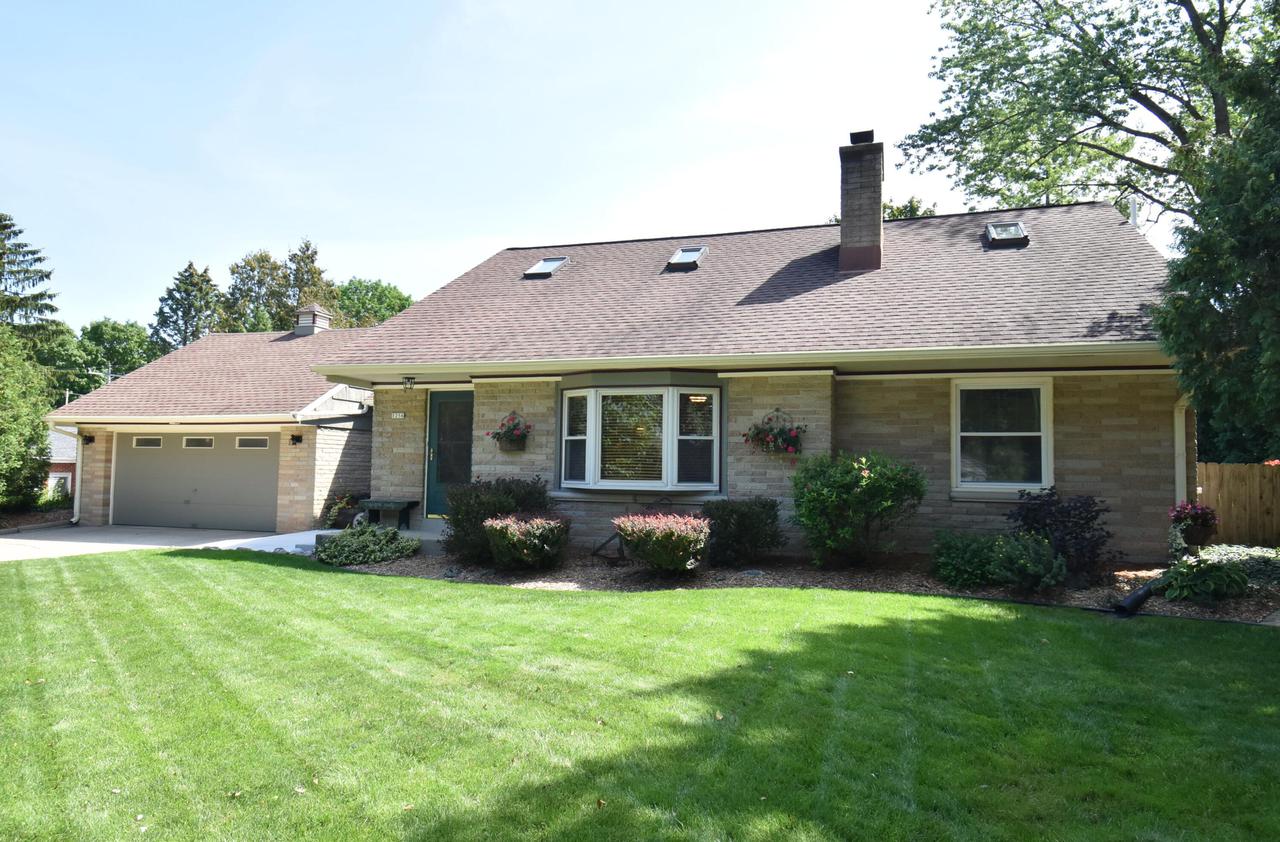 1256 N 121st St, Wauwatosa, WI 53226