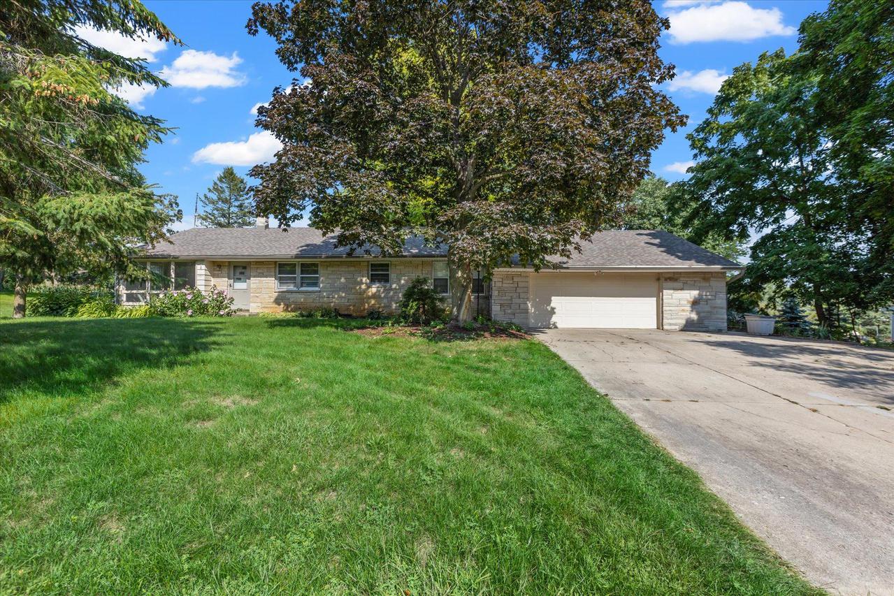 1400 S Sunny Crest Dr, New Berlin, WI 53146